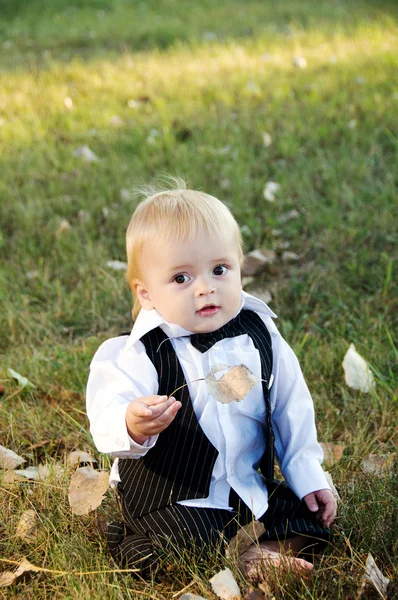 Pojke i brudgummen i kostym — Stockfoto