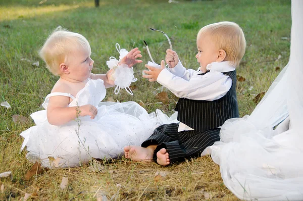Niños vestidos de novia y novio — Foto de Stock