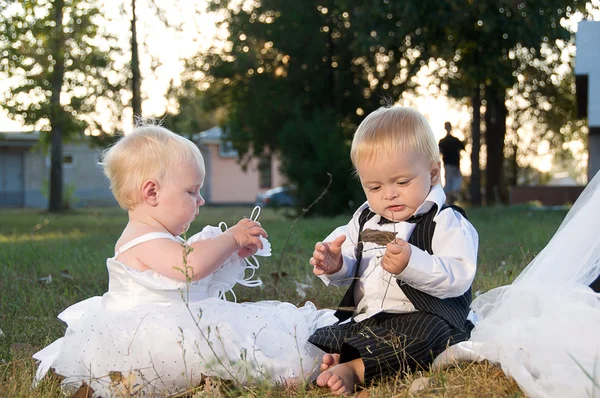 Crianças vestidas de noiva e noivo — Fotografia de Stock