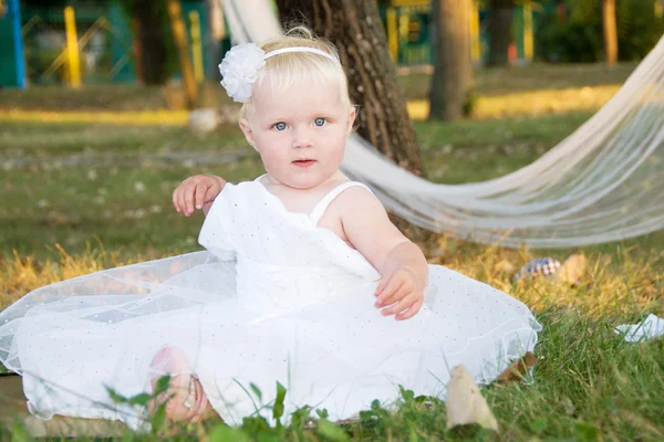 Dívka v bílých svatebních šatech na trávě — Stock fotografie