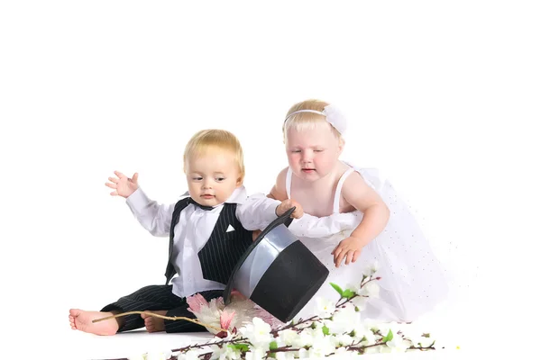 Chica y niño en un vestido de la novia y el novio — Foto de Stock