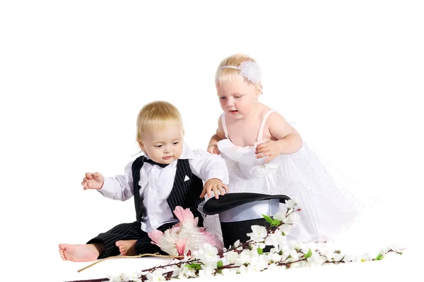 Meisje en jongen in een jurk van de bruid en bruidegom — Stockfoto