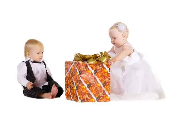Flicka och en pojke med en stor gåva — Stockfoto