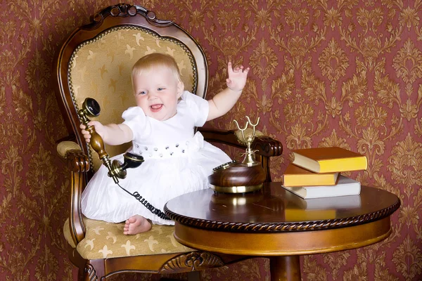 Smějící se dívka s telefonem v historických interiérů — Stock fotografie