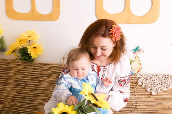 Mor och barn i de ukrainska nationella kostymerna — Stockfoto