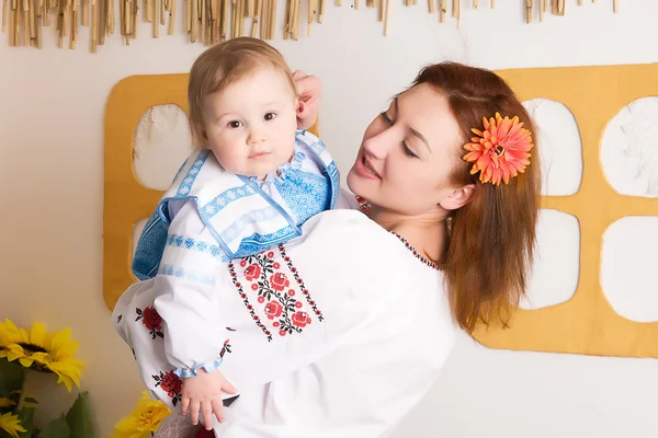 Moeder en kind in de Oekraïense nationale kostuums — Stockfoto