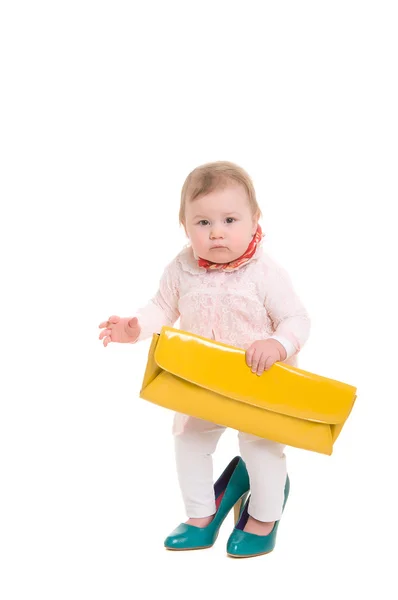 Criança em sapatos adultos e bolsa — Fotografia de Stock