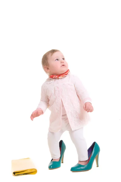 Ребёнок в обуви и сумочке для взрослых — стоковое фото
