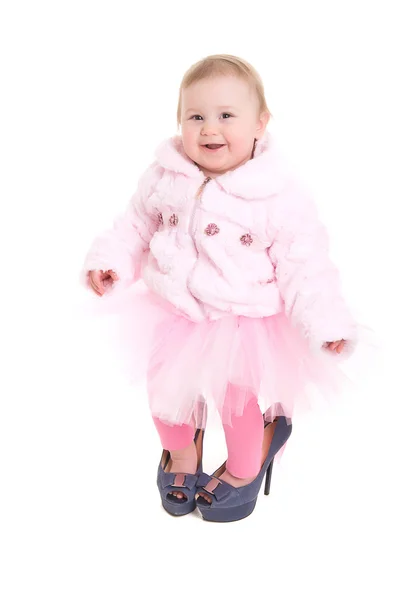 Happy baby i skor av vuxna — Stockfoto
