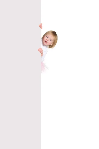 Bambina guarda fuori dal tabellone bianco — Foto Stock