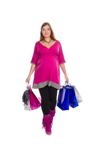 Полноразмерная красивая беременная женщина с сумками — стоковое фото