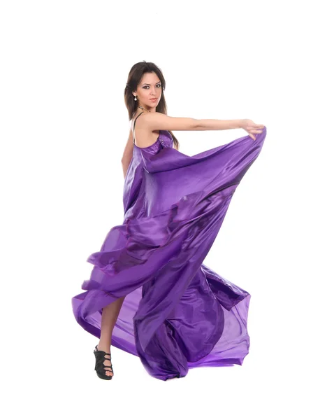 Chica elegante en vuelo vestido de seda púrpura — Foto de Stock