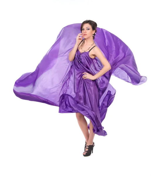Půvabná dívka v létání purpurové hedvábné šaty — Stock fotografie