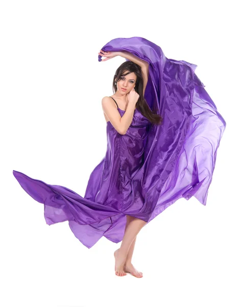 Menina graciosa no vestido de seda roxo voador — Fotografia de Stock