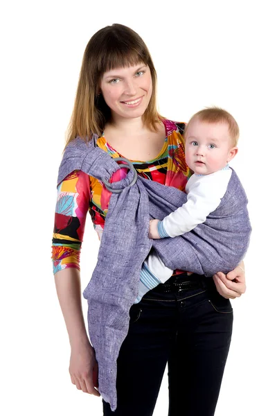 Молодая мать с ребенком в стропе — стоковое фото
