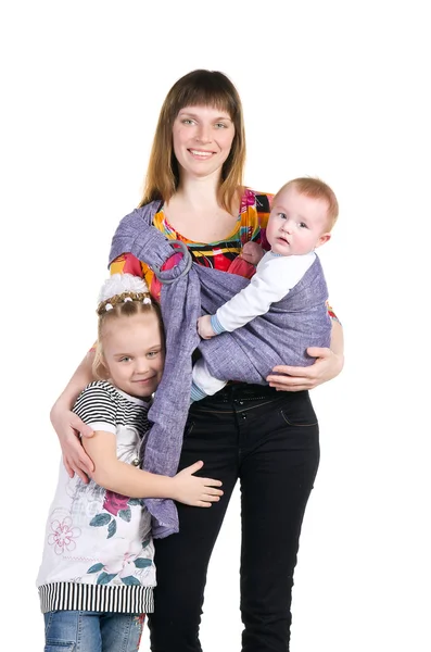 Οικογένεια, μητέρα και το μωρό σε μια σφεντόνα και μια αδελφή του μωρού — Φωτογραφία Αρχείου