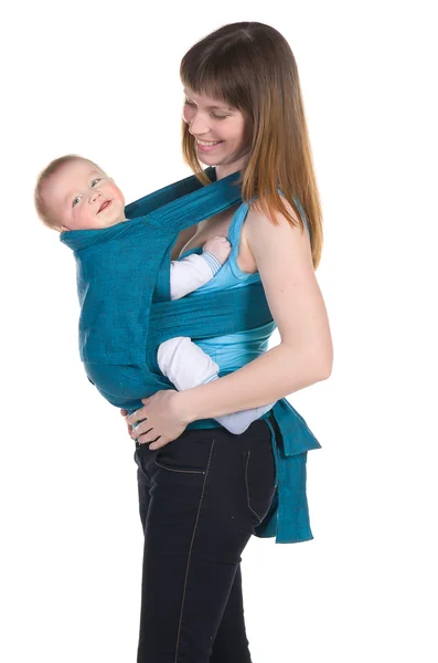 Jovem mãe com bebê na funda — Fotografia de Stock
