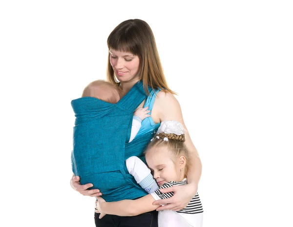 Familia, madre y bebé en un cabestrillo y una hermana pequeña — Foto de Stock