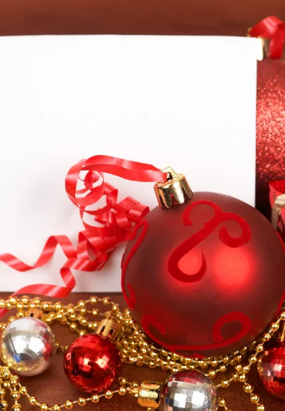 Cartão de Natal branco com decorações — Fotografia de Stock