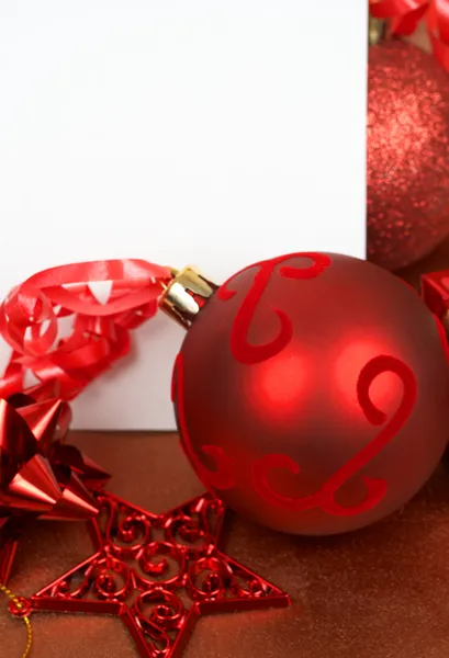 Bílé vánoční přání s dekoracemi — Stock fotografie