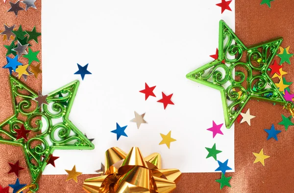 Vit julkort med dekorationer Stockbild