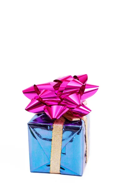 활과 보라색 선물 상자 — 스톡 사진