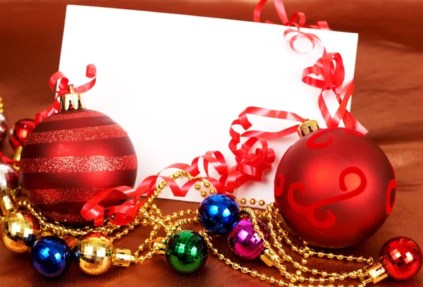Red e outras bugigangas coloridas de Natal — Fotografia de Stock