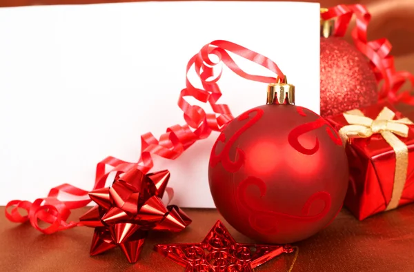 Decoraciones rojas de Navidad y tarjeta — Foto de Stock