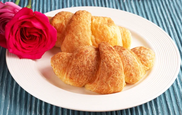 Croissants mit Rosen — Stockfoto