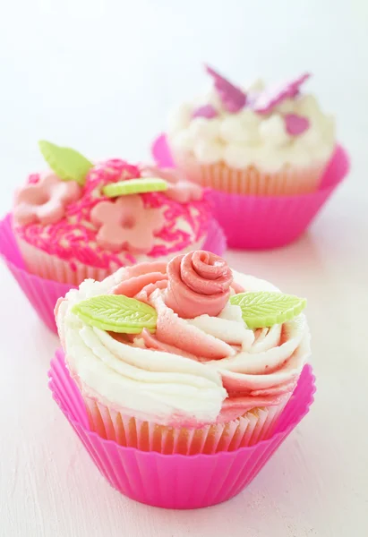 Cupcakes à la vanille avec diverses décorations — Photo