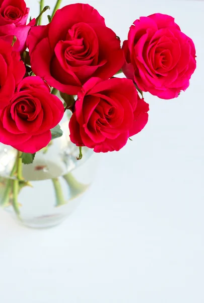 Mazzo di rose rosa in un vaso — Foto Stock