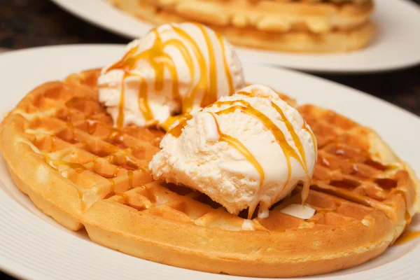 Waffles belgas com sorvete e xarope Fotografias De Stock Royalty-Free