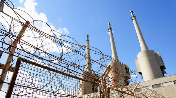 Beschermende omheining van hawthorn van de thermische elektriciteitscentrale — Stockfoto