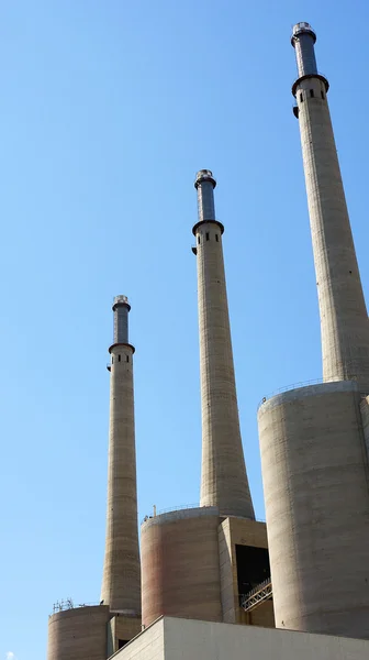 Wärmekraftwerk aus drei Schornsteinen — Stockfoto
