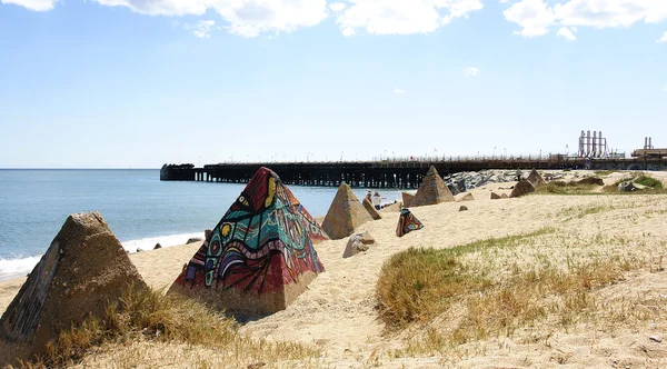 Playa con pirádromos con graffitis — Fotografia de Stock