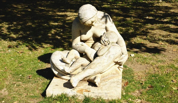 Escultura de uma mãe com seu filho — Fotografia de Stock