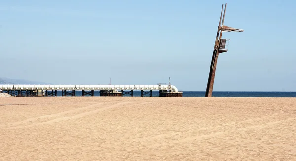 Panorâmica da praia com posição de ajuda — Fotografia de Stock