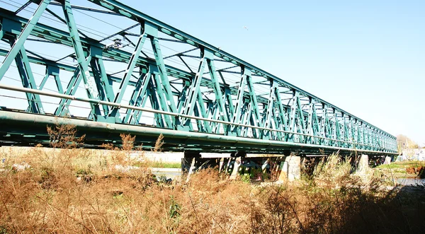 Die Eisenbahnbrücke über den Fluss besòs — Stockfoto