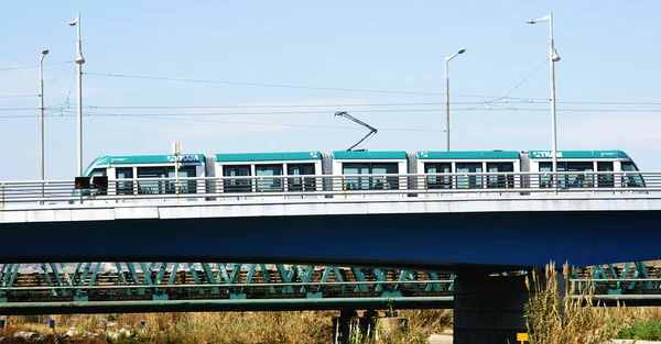 Brücke mit Straßenbahn auf dem Fluss besós — Stockfoto