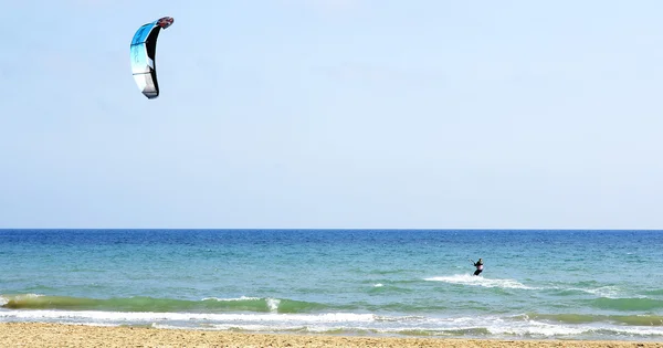 Sportsman pratiquant le kitesurf — Photo