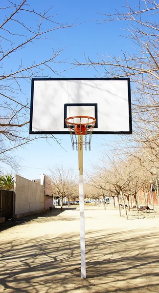 Panier de basket dans un parc — Photo