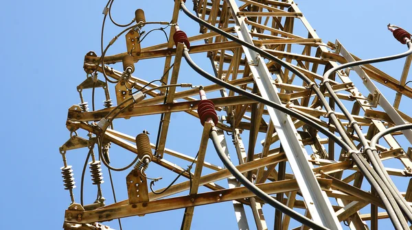 Verbindungen und Knotenpunkte in einem Hochspannungsturm — Stockfoto