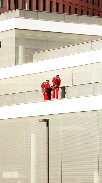 Trabajadores que trabajan en edificios — Foto de Stock