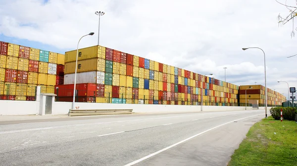Container und Güter auf einer Straße — Stockfoto
