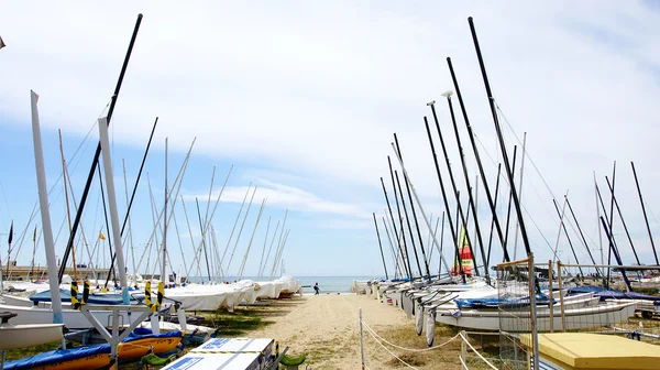 Żaglowce postawione w plaży sitges — Zdjęcie stockowe