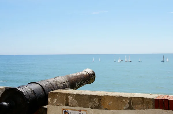 Cannone antico che punta verso il mare — Foto Stock