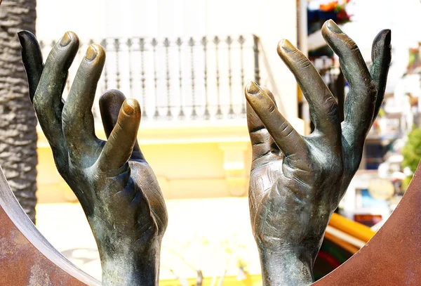 Hands of the sculpture honoring to Bacardí — Stock Photo, Image