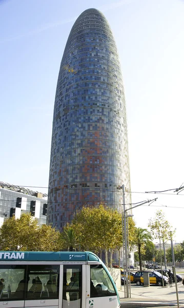 Torre Agbar com bonde verde — Fotografia de Stock