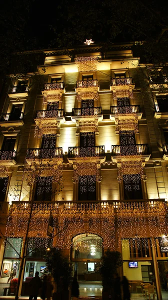 Edificio con iluminación navideña . — Foto de Stock
