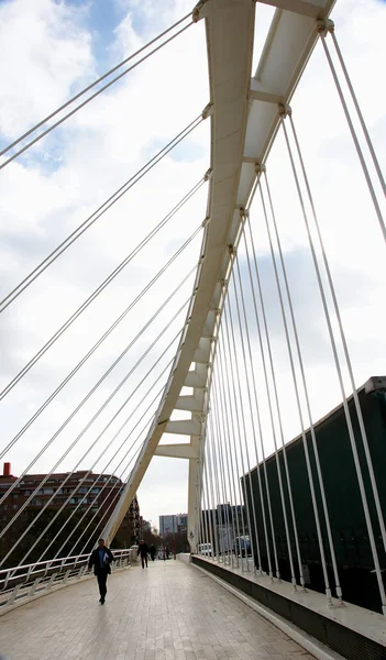 · 卡拉特拉瓦桥步行人βήμα πεζών στη Γέφυρα Καλατράβα — 图库照片